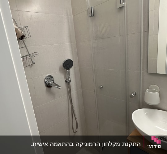 מקלחת עם ראש גשם, ידית ומדף סבונים